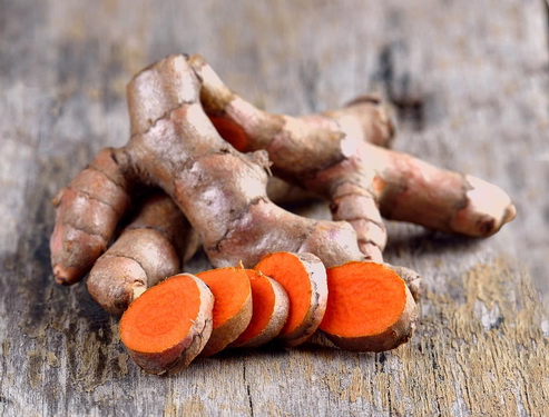 Ngoài việc tạo màu, mùi thơm, khử chất tanh cho món ăn, nghệ còn chứa chất curcumin với các thuộc tính chống viêm tự nhiên rất tốt.