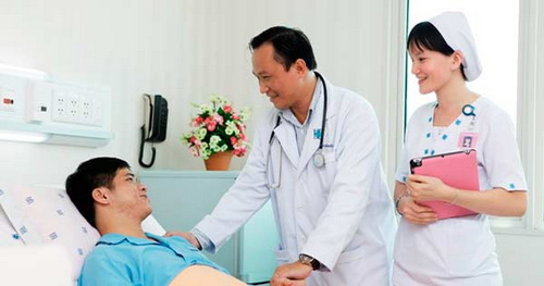 Ngoài việc chữa bệnh, người thầy thuốc còn là chỗ dựa tinh thần cho bệnh nhân.