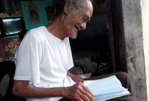 Nhà thơ Trần Vàng Sao đang đọc thơ chép trong sổ tay. Nhà thơ Trần Vàng Sao đang đọc thơ chép trong sổ tay.