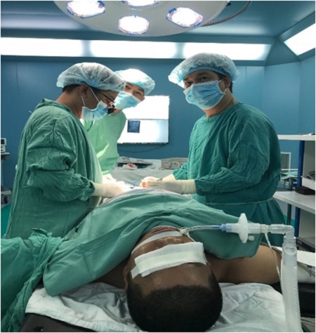 Điều trị sỏi thận bằng phương pháp nội soi ngược dòng bằng ống soi mềm.