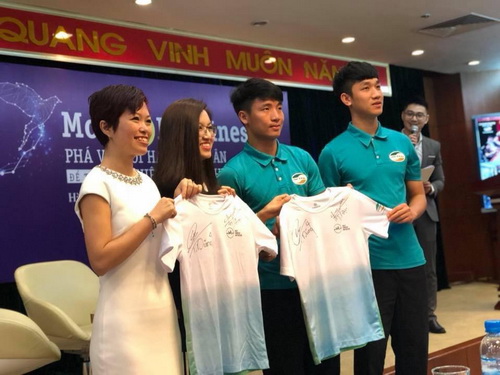 Thủy Muối - Hiền Mi và chiếc áo có chữ ký của toàn bộ đội tuyển U23 Việt Nam . Áo đã được bán đấu giá từ thiện để hỗ trợ Diễn đàn Bệnh nhân Ung thư 2018.