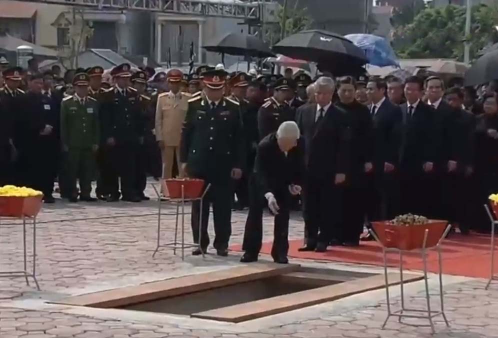 Các đồng chí lãnh đạo, nguyên lãnh đạo Đảng, Nhà nước tiễn đưa nguyên Tổng Bí thư Đỗ Mười về nơi an nghỉ cuối cùng.