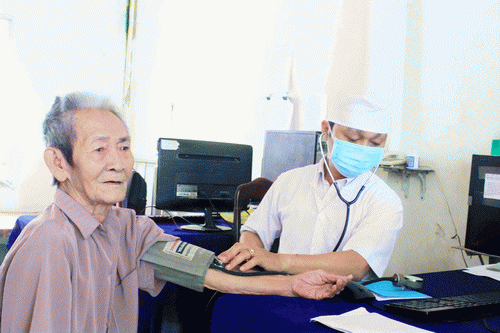 Đưa bệnh nhân tăng huyết áp về quản lý tại trạm y tế xã.