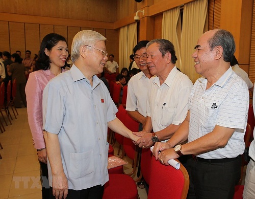 Tổng Bí thư Nguyễn Phú Trọng tiếp xúc cử tri, lắng nghe tâm tư, kiến nghị của cử tri.