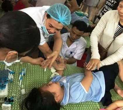 Các bé bị ngộ độc chủ yếu học lớp 1 và 2, đã được chuyển đến các cơ sở y tế trên địa bàn TP Ninh Bình để xử trí, chăm sóc và theo dõi.