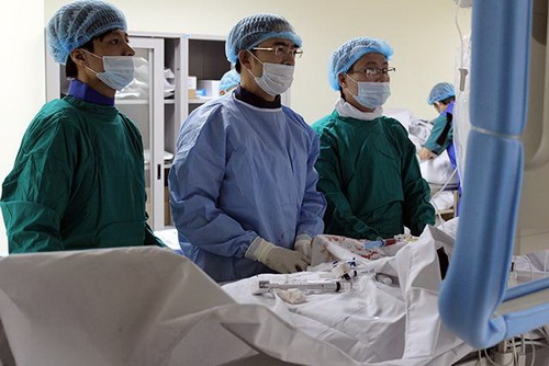 Các chuyên gia Bệnh viện Tim Hà Nội chuyển giao kỹ thuật can thiệp tim mạch tại BVĐK tỉnh Bắc Ninh.