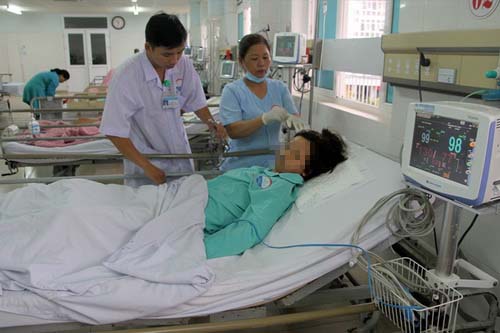 Chăm sóc bệnh nhân tại Khoa Hồi sức chống độc, BV đa khoa tỉnh Quảng Trị.