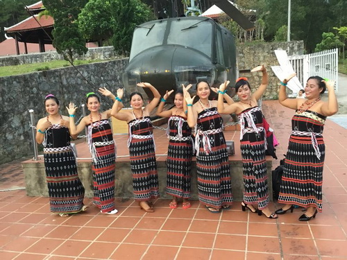Vũ điệu làm đẹp núi rừng.