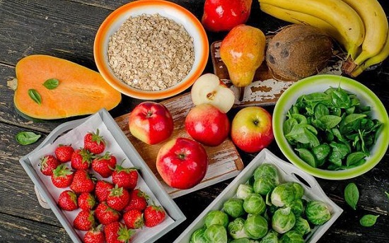 Một chế độ ăn nhiều rau củ và hoa quả tươi cùng các loại ngũ cốc kết hợp với chất béo không bão hòa như cá, dầu oliu, dầu lạc rất tốt cho trái tim của bạn.