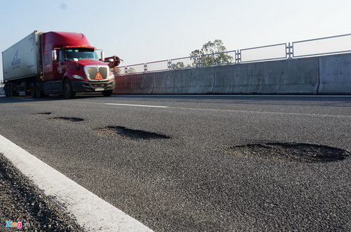Tuyến cao tốc Đà Nẵng - Quảng Ngãi xuất hiện nhiều ổ gà dù mới đưa vào khai thác.