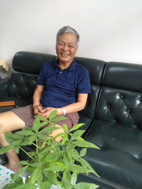 Ông Nguyễn Hồng Nhật tại nhà riêng, dù đang mắc bệnh hiểm nghèo, nhưng nụ cười luôn nở trên môi.