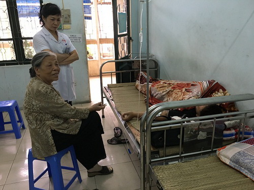 Bà ngoại 80 tuổi thường ngày vẫn vào BV TT Ban ngày Mai Hương trông bệnh nhân H.