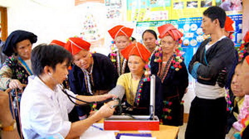Bác sĩ trẻ khám chữa bệnh cho bà con dân tộc. Bác sĩ trẻ khám chữa bệnh cho bà con dân tộc.