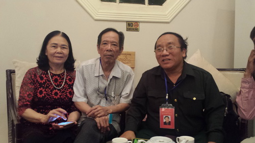 Nhà thơ Cao Xuân Thái (giữa), bên cạnh là vợ ông và nhà thơ Trần Đăng Khoa. Nhà thơ Cao Xuân Thái (giữa), bên cạnh là vợ ông và nhà thơ Trần Đăng Khoa.