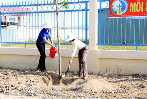 Trồng cây xanh bảo vệ môi trường tại tỉnh Bình Thuận.