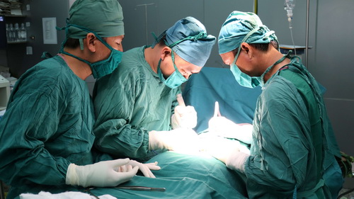 Các BS thực hiện ca mổ tại BVĐK Ninh Thuận.