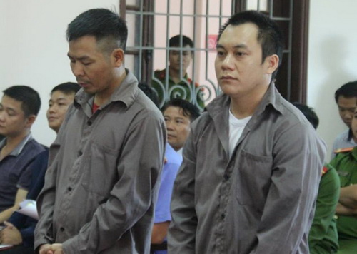 Bị cáo Hoàng (bên phải) tại phiên xét xử.