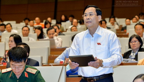 Đại biểu Hoàng Văn Hùng (Thái Nguyên) phát biểu thảo luận tại Hội trường.