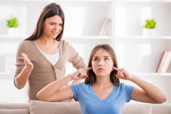 Thay vì cấm đoán con yêu sớm, cha mẹ cần gần gũi con cái và lắng nghe tâm sự của con.