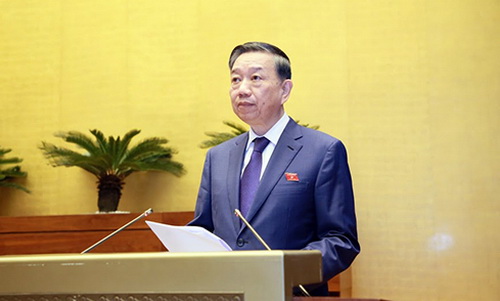 Bộ trưởng Bộ Công an Tô Lâm báo cáo về tình hình an ninh trật tự, đấu tranh với tội phạm.
