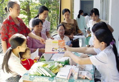Tư vấn các dịch vụ KHHGĐ, giúp người dân có kiến thức về sức khỏe sinh sản và các biện pháp tránh thai.