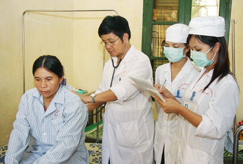 Hướng dẫn sinh viên thực hành lâm sàng tại bệnh viện.