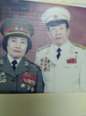 GS. Bùi Đại cùng vợ hồi đương chức.