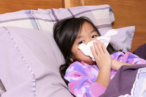 Cần thận trọng khi dùng thuốc trị cảm lạnh cho trẻ.