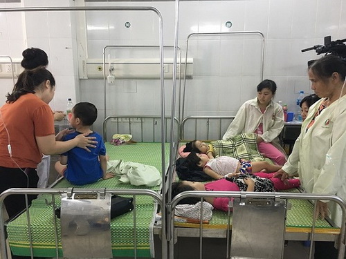Vụ ngộ độc thực phẩm tại Trường mầm non Xuân  Nộn khiến hàng trăm trẻ phải nhập viện.