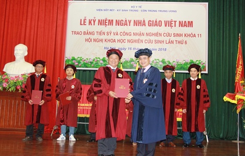 PGS.TS. Trần Thanh Dương-Viện trưởng trao bằng Tiến sĩ cho tân Tiến sĩ.