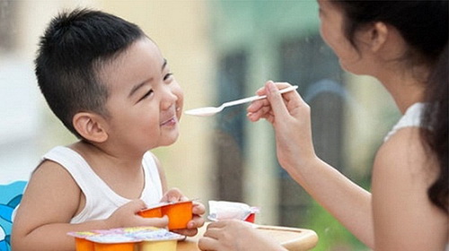 Đảm bảo chế độ ăn đủ dinh dưỡng để phòng chống SDD thấp còi ở trẻ.