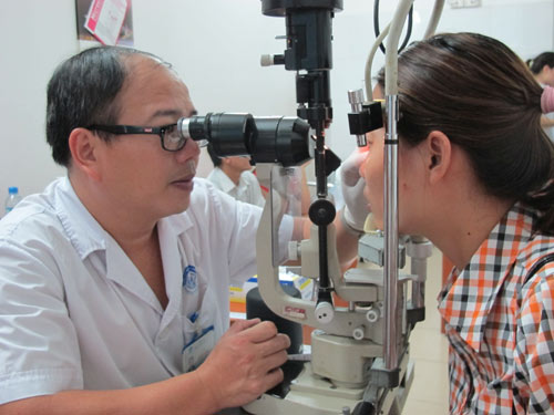 Người thầy thuốc luôn đặt sức khoẻ của người bệnh lên trên hết.