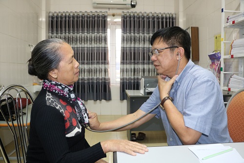 BSCKII. Trần Hoài Ân, Trưởng khoa Ngoại Lồng ngực, Giám đốc Trung tâm Tim mạch, Bệnh viện Trung ương Huế đang thăm khám cho bệnh nhân