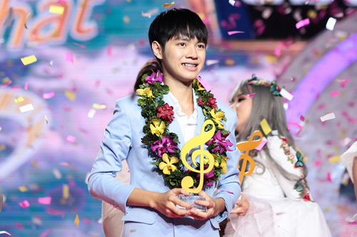Ông DươngCa sĩ Cao Bá Hưng - Quán quân Sing my song mùa đầu tiên, sau cuộc thi đã “mất hút” trong làng nhạc trẻ. Văn Nhuận - Chủ tịch UBND xã Minh Trí trao đổi với PV.