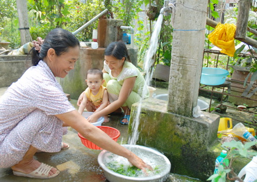 Rửa rau dưới vòi nước để loại bỏ vi khuẩn, hóa chất khỏi rau.