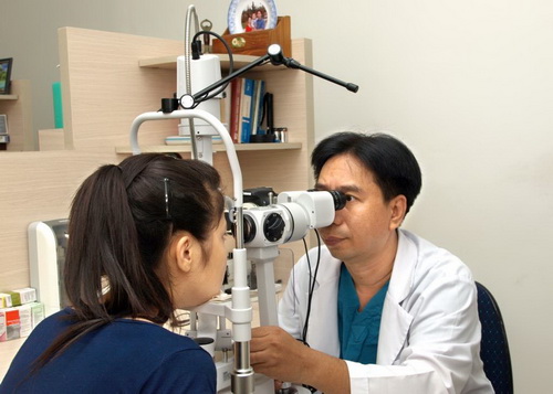 Bệnh nhân ĐTĐ cần được kiểm tra mắt định kỳ để phát hiện và điều trị sớm các biến chứng võng mạc.