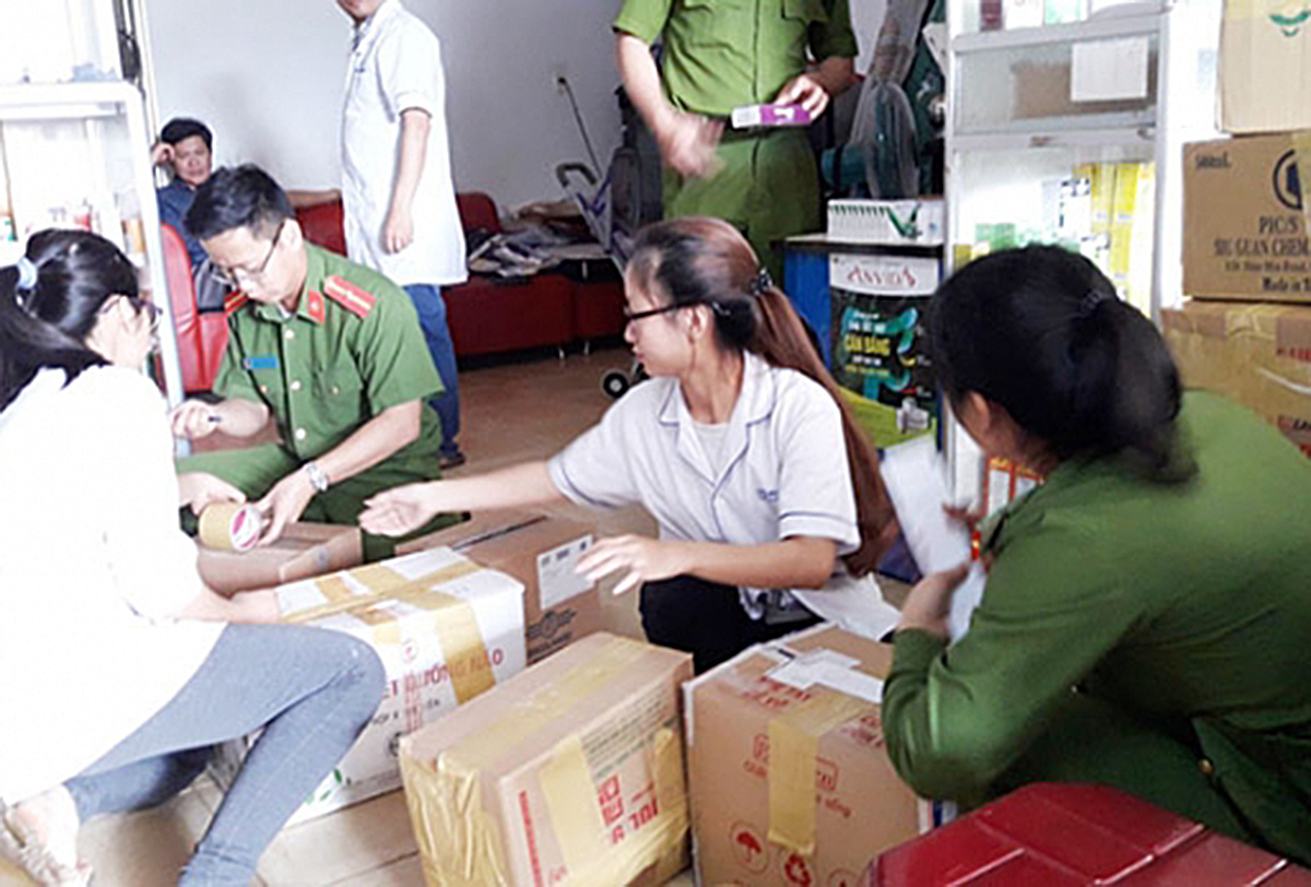 Lực lượng chức năng kiểm tra một lô hàng thực phẩm chức năng.