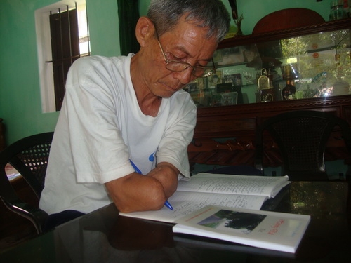 Nhà văn Từ Thiết Linh viết bằng hai mỏm cùi tay.