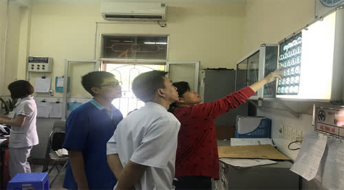 Bác sĩ BV Bạch Mai cùng thầy thuốc tuyến dưới hội chẩn ca bệnh khó.