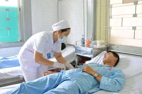 Chăm sóc bệnh nhân là công việc vất vả của các điều dưỡng.