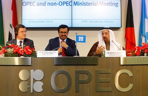 Đại diện Qatar (bên phải) tuyên bố quốc gia này sẽ rút khỏi OPEC. Đại diện Qatar (bên phải) tuyên bố quốc gia này sẽ rút khỏi OPEC.