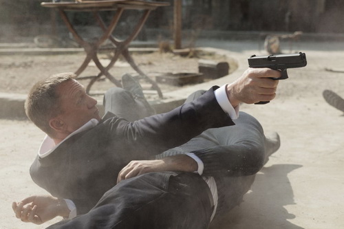 Daniel Craig, điệp viên 007 truy sát đối thủ.