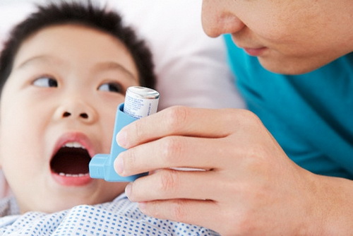 Trẻ bị hen luôn phải mang theo thuốc cắt cơn hen bên mình.