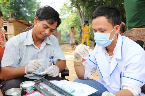 Cán bộ y tế kiểm tra mẫu test chẩn đoán nhanh bệnh sốt rét tại buôn Đrang Phốk, huyện Buôn Đôn (Đăk Lăk).