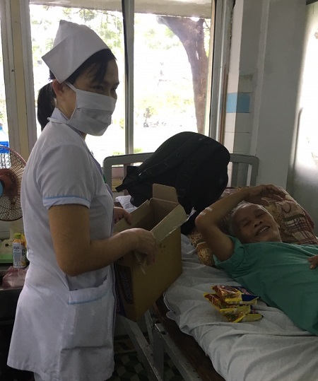 Bệnh nhân điều trị tại BVĐK Quảng Nam được hỗ trợ mỳ tôm.
