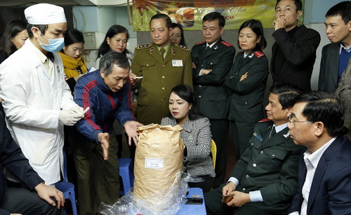 Bộ trưởng Bộ Y tế kiểm tra công tác ATTP dịp Tết tại làng nghề truyền thống Xuân Đỉnh.