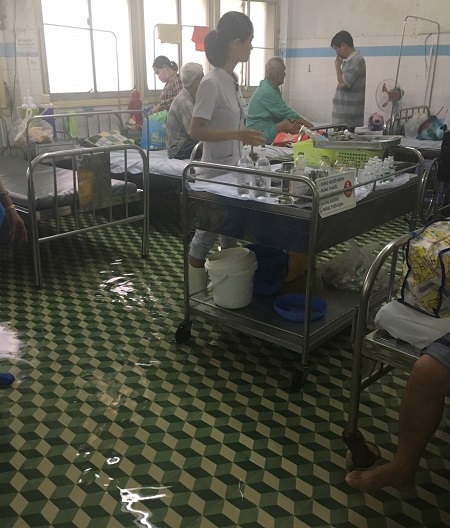 Mưa lũ nhưng hoạt động chuyên môn của BVĐK Quảng Nam vẫn diễn ra bình thường.