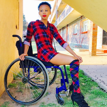 Lebohang, nữ người mẫu châu Phi trên xe lăn đầu tiên