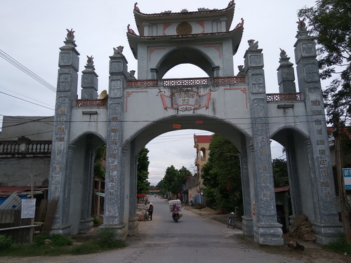 Cổng làng Thiệu Trung.