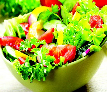 Ăn nhiều salad, rau xanh, hoa quả sẽ giúp kiểm soát lượng dầu mỡ, đường trong máu.